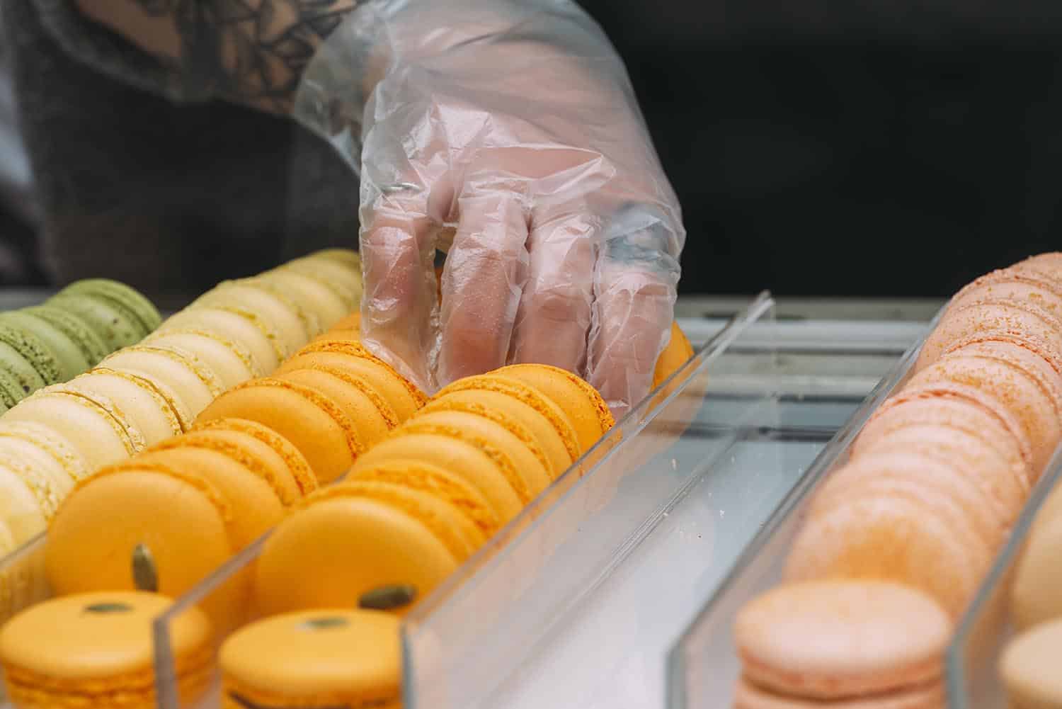 ¿A que llamamos guantes de plástico desechables?